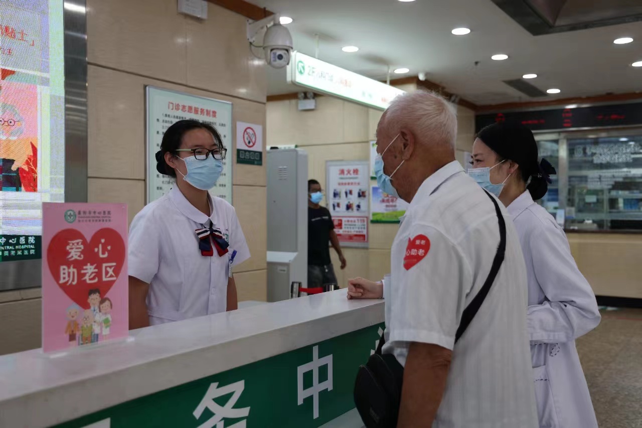 跨越數(shù)字鴻溝，老人就醫(yī)不再難!襄陽市中心醫(yī)院打造適老化就醫(yī)體驗